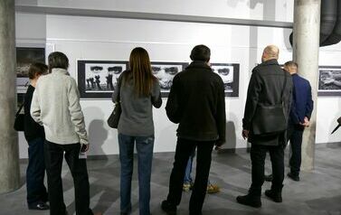 Wernisaż wystawy Janusza Filipczaka &bdquo;Fotografia - światło, kadr, faktura&rdquo; (15 grudnia 2023) 1