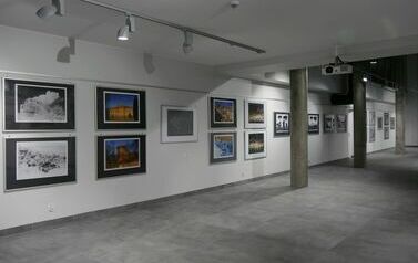 Wernisaż wystawy Janusza Filipczaka &bdquo;Fotografia - światło, kadr, faktura&rdquo; (15 grudnia 2023) 2