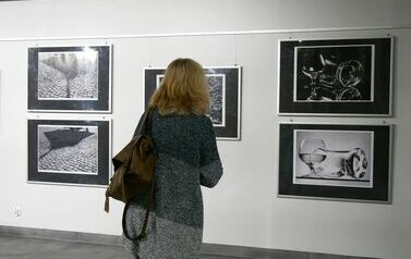 Wernisaż wystawy Janusza Filipczaka &bdquo;Fotografia - światło, kadr, faktura&rdquo; (15 grudnia 2023) 3
