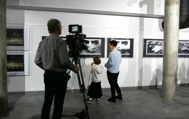 Wernisaż wystawy Janusza Filipczaka &bdquo;Fotografia - światło, kadr, faktura&rdquo; (15 grudnia 2023) 4