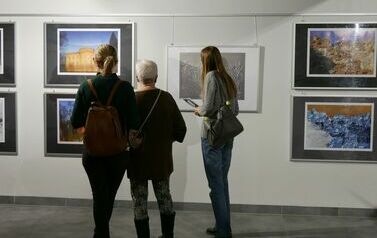 Wernisaż wystawy Janusza Filipczaka &bdquo;Fotografia - światło, kadr, faktura&rdquo; (15 grudnia 2023) 6