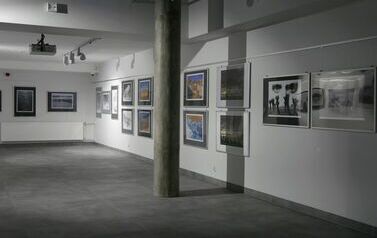 Wernisaż wystawy Janusza Filipczaka &bdquo;Fotografia - światło, kadr, faktura&rdquo; (15 grudnia 2023) 7