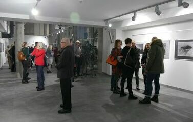 Wernisaż wystawy Janusza Filipczaka &bdquo;Fotografia - światło, kadr, faktura&rdquo; (15 grudnia 2023) 8