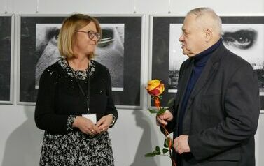 Wernisaż wystawy Janusza Filipczaka &bdquo;Fotografia - światło, kadr, faktura&rdquo; (15 grudnia 2023) 11