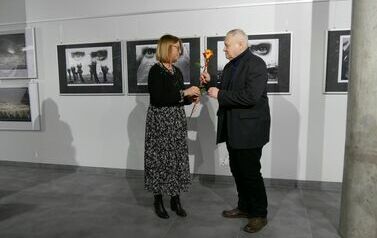 Wernisaż wystawy Janusza Filipczaka &bdquo;Fotografia - światło, kadr, faktura&rdquo; (15 grudnia 2023) 12