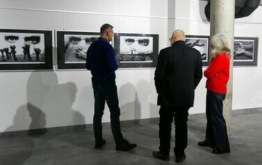 Wernisaż wystawy Janusza Filipczaka &bdquo;Fotografia - światło, kadr, faktura&rdquo; (15 grudnia 2023) 16