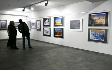 Wernisaż wystawy Janusza Filipczaka &bdquo;Fotografia - światło, kadr, faktura&rdquo; (15 grudnia 2023) 17