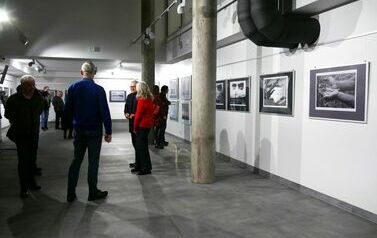 Wernisaż wystawy Janusza Filipczaka &bdquo;Fotografia - światło, kadr, faktura&rdquo; (15 grudnia 2023) 18