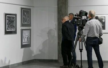 Wernisaż wystawy Janusza Filipczaka &bdquo;Fotografia - światło, kadr, faktura&rdquo; (15 grudnia 2023) 19