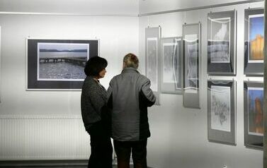 Wernisaż wystawy Janusza Filipczaka &bdquo;Fotografia - światło, kadr, faktura&rdquo; (15 grudnia 2023) 23