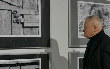 Wernisaż wystawy Janusza Filipczaka &bdquo;Fotografia - światło, kadr, faktura&rdquo; (15 grudnia 2023) 25
