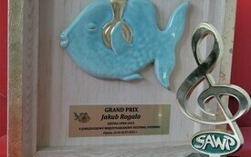 Dyplomy i statuetki z Międzynarodowego Festiwalu Piosenki Gdynia OPEN 2