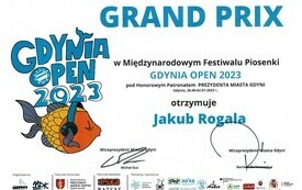 Dyplomy i statuetki z Międzynarodowego Festiwalu Piosenki Gdynia OPEN 3