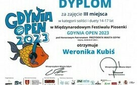 Dyplomy i statuetki z Międzynarodowego Festiwalu Piosenki Gdynia OPEN 4