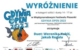 Dyplomy i statuetki z Międzynarodowego Festiwalu Piosenki Gdynia OPEN 6