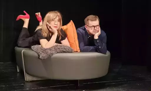 kobieta i mężczyzna leżący na sofie i patrzący przed siebie