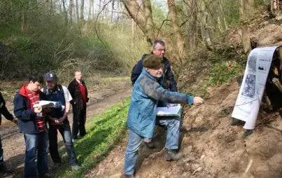 zdjęcie przedstawiające osoby badające wąwozy