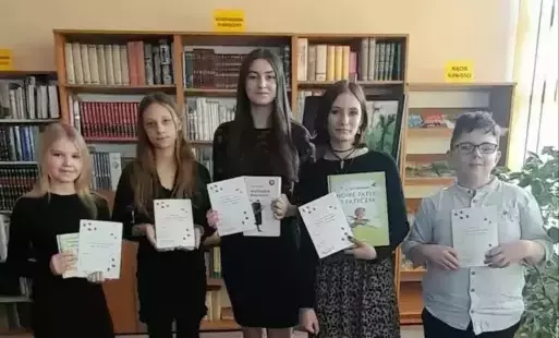 recytatorzy z dyplomami i nagrodami